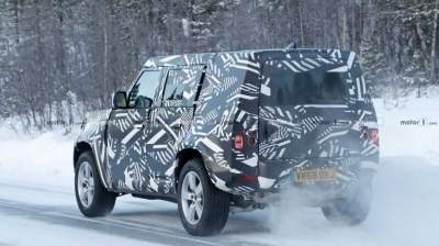 "Заряженный" Land Rover Defender видели на тестах