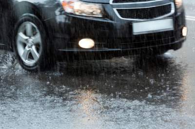 Полезные советы: как вести автомобиль на мокрой дороге