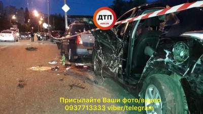В Киеве возле станции метро столкнулись 4 автомобиля 