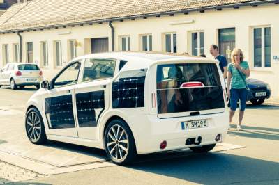 В Германии тестируют электрокар, увешанный солнечными батареями