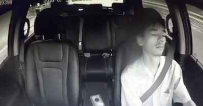 Китайский таксист спал целую минуту во время движения авто