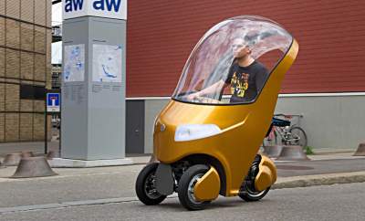 В Швейцарии "скрестили" скутер, электромобиль и велосипед
