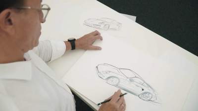 Porsche показала, как создает новый спорткар с золотыми деталями