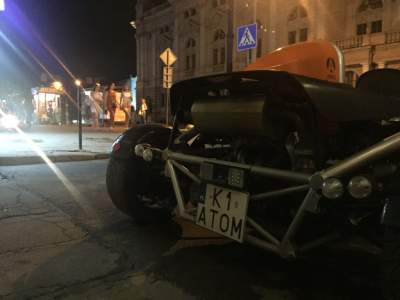 Во Львове видели редкий автомобиль на "евробляхах"