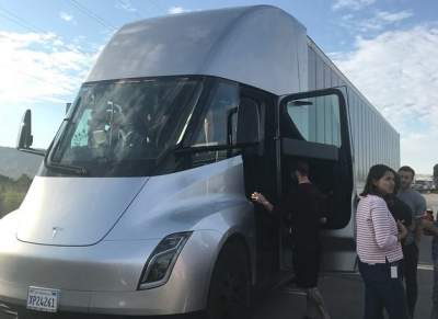 Электрогрузовик Tesla Semi заметили на дорогах США