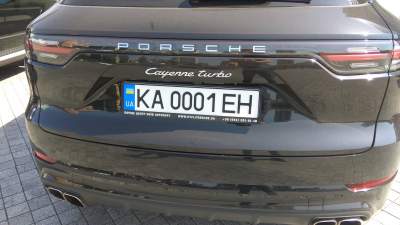 Украинский владелец Porsche Cayenne приобрел оригинальные знаки
