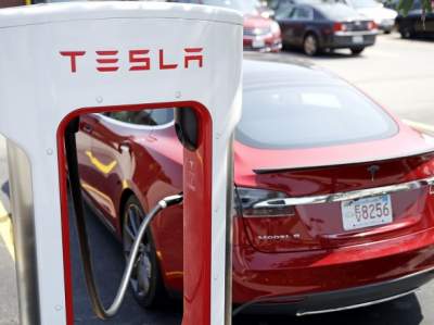 Tesla разрешила клиентам заряжать электрокары бесплатно