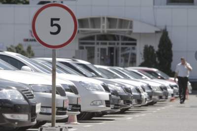 Автолюбителям из соседней страны усложнят покупку машин