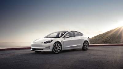 Tesla начала продажи бюджетной Model 3