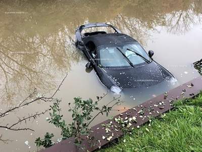 Спорткар Porsche случайно утопили в реке