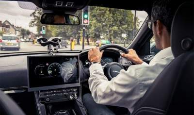 Jaguar Land Rover научила авто ездить только на зеленый свет