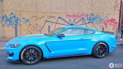 В Киеве видели "заряженный" спорткар Ford Mustang Shelby