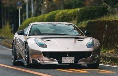 В Японии видели спорткар Ferrari уникального цвета