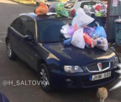 Владельца авто на "евробляхах" наказали за неправильную парковку