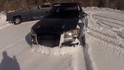 Спорткар Audi RS4 превратили в машину для очистки снега