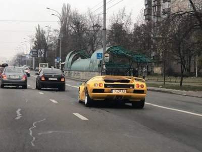 В Киеве видели культовый суперкар Lamborghini Diablo VT