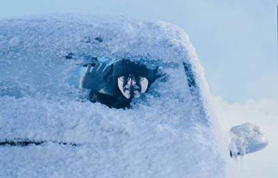 Канадцы придумали оригинальный способ очистки авто от снега