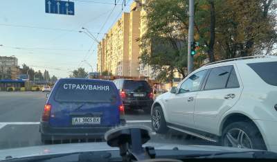 В Киеве видели рядом два Mercedes с одинаковыми номерами