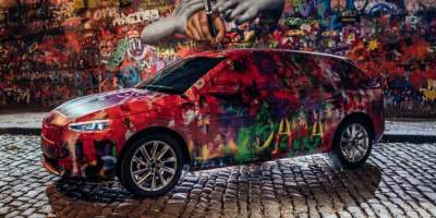 В Праге новую модель Skoda разукрасили в стиле стены Леннона