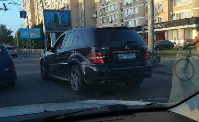 В Киеве видели рядом два Mercedes с одинаковыми номерами