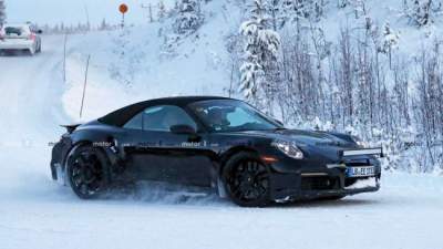 Porsche тестирует новый суперкар на ледяных дорогах