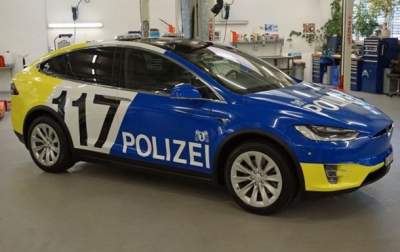 Швейцарских полицейских пересадили на новые Tesla