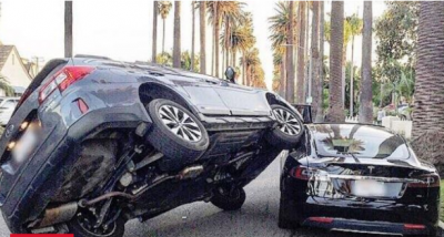 В США водитель Subaru "припарковался" на Tesla Model S