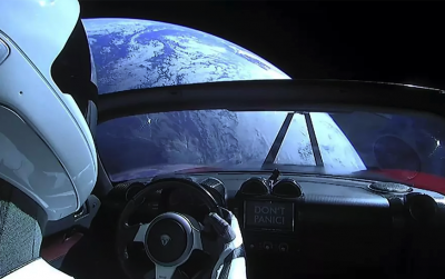 Tesla Roadster провела в космосе год
