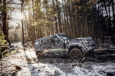 Инсайдер показал внутренний вид обновленного Land Rover Defender