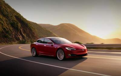 Tesla снизила цены на все электромобили