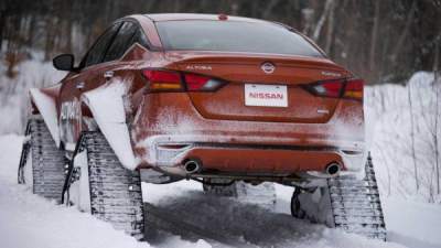 Седан Nissan Altima оснастили гусеничными «колесами»