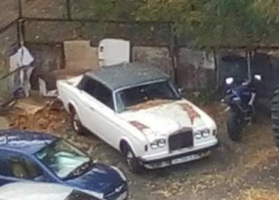 В Киеве "бок о бок" видели два редких авто