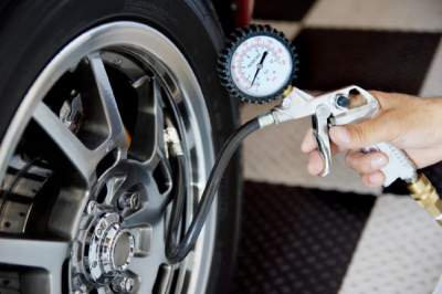 Эксперты объяснили, на что влияет давление в шинах