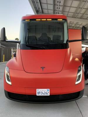 Электрогрузовик Tesla Semi видели на тестах