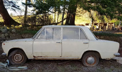 Fiat 124, простоявший 40 лет под развалинами, пустят с молотка