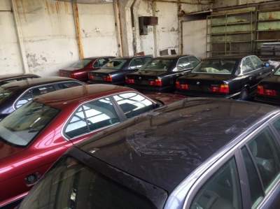 В Болгарии нашли заброшенный склад с новыми "пятерками" BMW