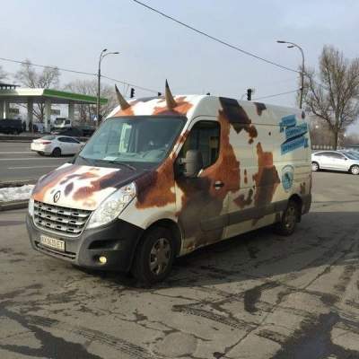 Под Киевом засняли интересный тюнинг микроавтобуса Renault