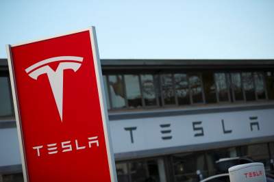 Маск пообещал киевлянам ускоренные зарядки Tesla Supercharger