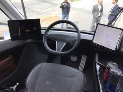 Интерьер грузовика Tesla показали на новом фото