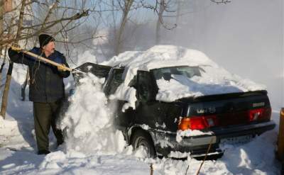 Эксперты объяснили, почему нельзя чистить машину от снега щеткой